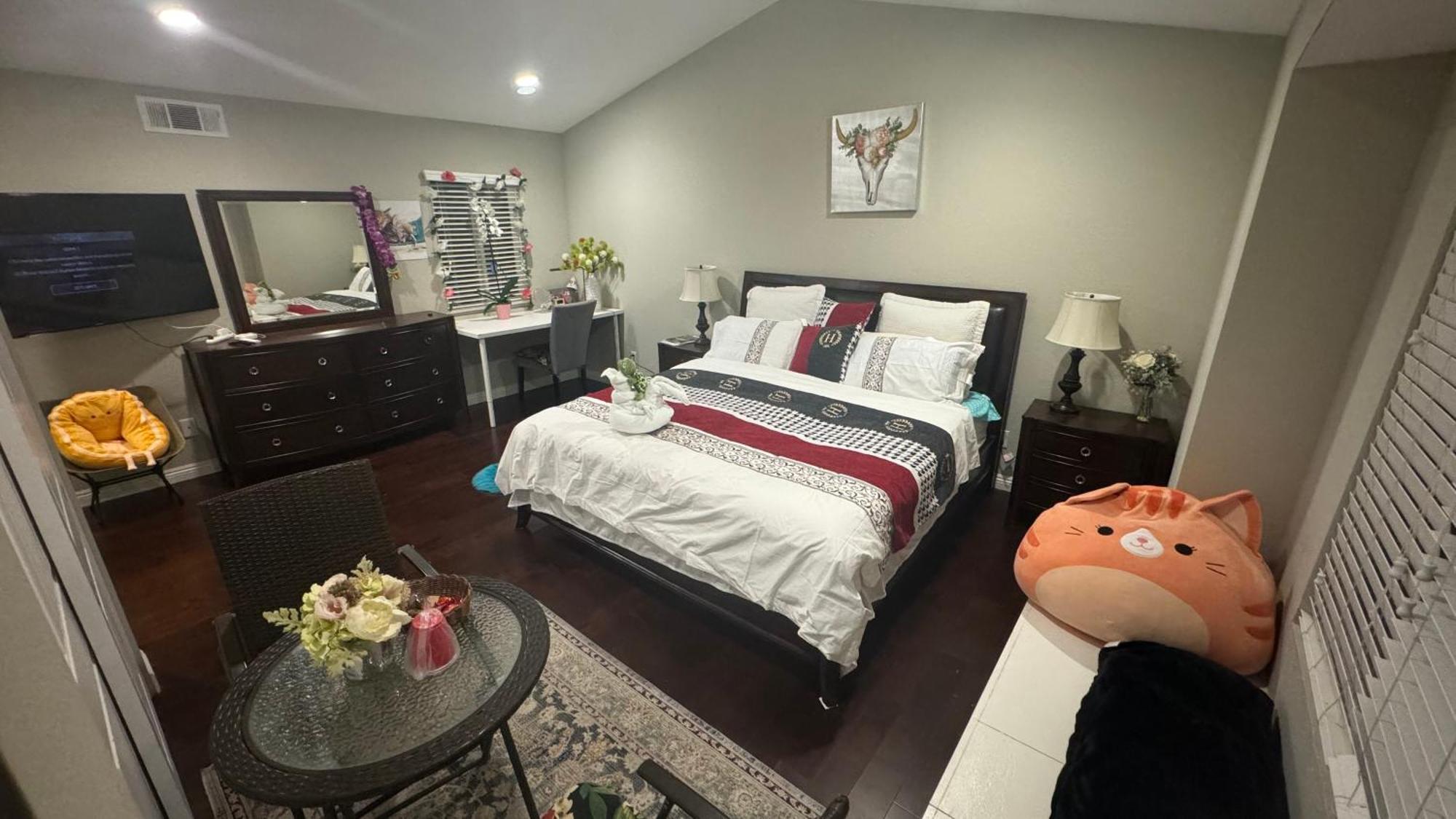 King Bed Big Room Chino Hills Eksteriør billede